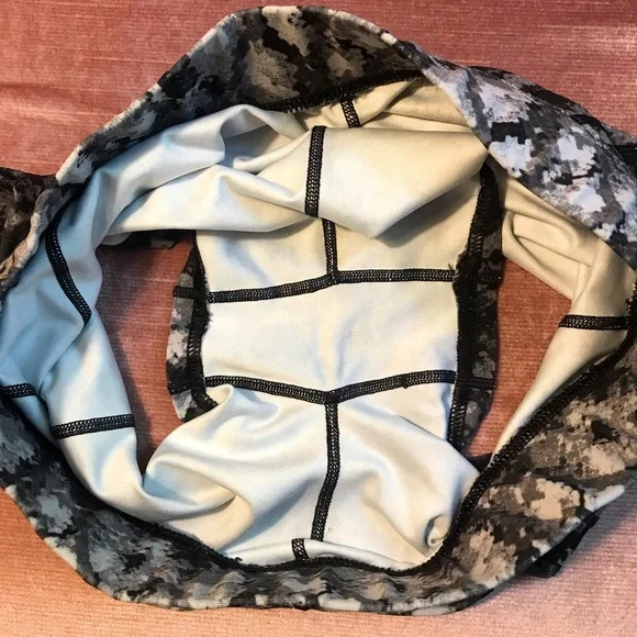 Reebok Women’s Athletic Shorts spandex. Size Medium. Only worn once - Picture 4 of 5